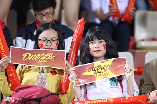 Tin trong nước - Dàn fan nữ xinh đẹp háo hức đổ về Hàng Đẫy cổ vũ ĐT Việt Nam (Hình 7).