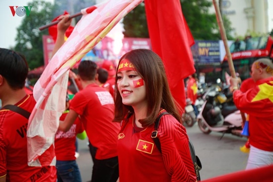 Tin trong nước - Dàn fan nữ xinh đẹp háo hức đổ về Hàng Đẫy cổ vũ ĐT Việt Nam (Hình 6).