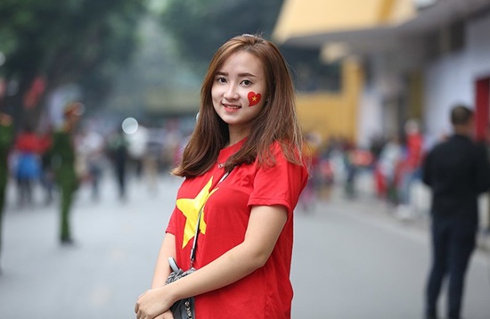 Tin trong nước - Dàn fan nữ xinh đẹp háo hức đổ về Hàng Đẫy cổ vũ ĐT Việt Nam