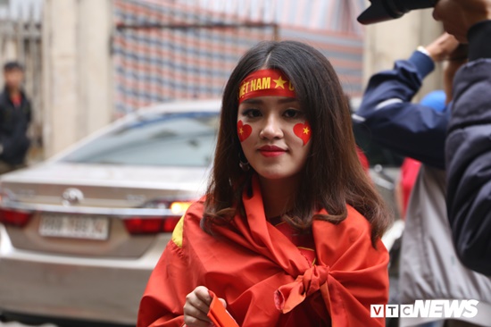 Tin trong nước - Dàn fan nữ xinh đẹp háo hức đổ về Hàng Đẫy cổ vũ ĐT Việt Nam (Hình 5).