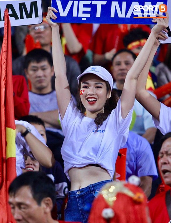 Tin trong nước - Dàn fan nữ xinh đẹp háo hức đổ về Hàng Đẫy cổ vũ ĐT Việt Nam (Hình 8).