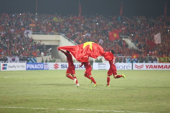 Tin tức - Cận cảnh phút đăng quang AFF Cup 2018 vỡ òa cảm xúc của ĐT Việt Nam (Hình 9).