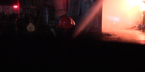 Tin trong nước - Cháy lớn xưởng sản xuất gỗ ở Bình Dương, nửa đêm vẫn miệt mài dập lửa (Hình 3).