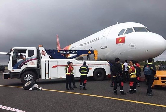 Tin tức - Xác định nguyên nhân máy bay rơi lốp ở Buôn Ma Thuột, lập 7 tổ giám sát Vietjet Air