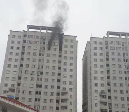 Tin trong nước - Hà Nội: Cháy ở tầng 21 chung cư KĐT Văn Khê, cư dân hoảng loạn tháo chạy 