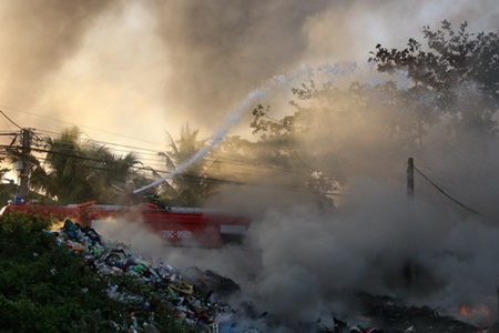 Tin trong nước - Nha Trang: Cháy lớn bãi phế liệu gần trường học (Hình 2).