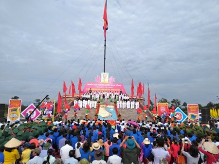 Tin trong nước - Lễ Thượng cờ trong ngày hội Thống nhất non sông bên cầu Hiền Lương