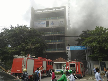 Tin trong nước - Hà Nội: Cháy công trình thuộc bệnh viện Việt - Pháp, công nhân thi nhau tháo chạy