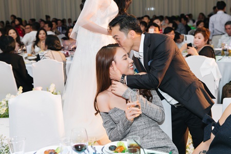 Tin tức - Cường Đô la tình tứ hôn Đàm Thu Trang trong tiệc cưới Diệp Lâm Anh (Hình 2).