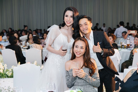 Tin tức - Cường Đô la tình tứ hôn Đàm Thu Trang trong tiệc cưới Diệp Lâm Anh (Hình 3).