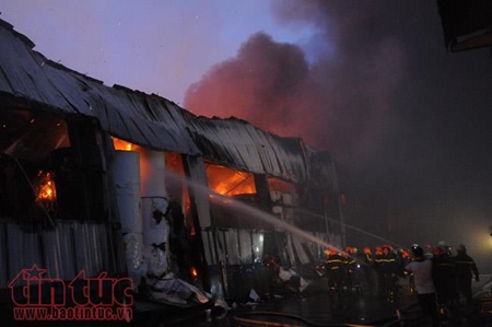 Tin trong nước - TP.HCM: Đang cháy lớn tại khu công nghiệp Vĩnh Lộc