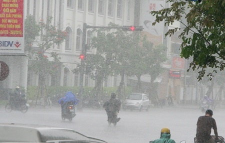 Tin tức - Dự báo thời tiết ngày 24/7: Áp thấp nhiệt đới vào đất liền, Bắc Bộ mưa lớn trên diện rộng (Hình 2).