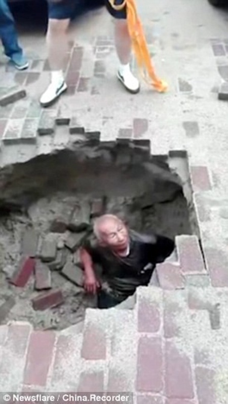 Tin thế giới - Video: Giật mình cảnh cụ ông 80 tuổi bất ngờ bị mặt đất 'nuốt chửng' khi đang đi bộ (Hình 2).