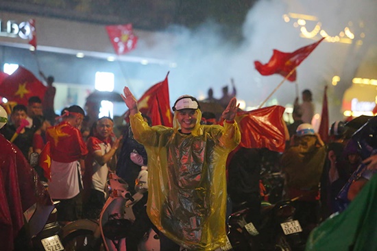 Tin tức - Mặc mưa lớn, cổ động viên vẫn 'nhuộm đỏ' mọi nẻo đường vì Olympic Việt Nam (Hình 3).