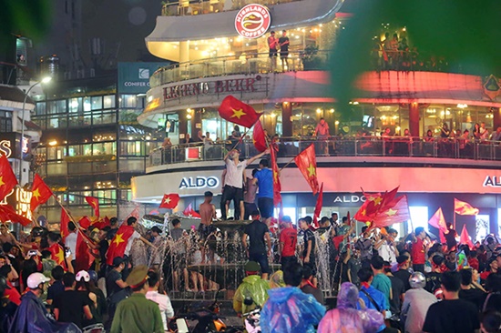 Tin tức - Mặc mưa lớn, cổ động viên vẫn 'nhuộm đỏ' mọi nẻo đường vì Olympic Việt Nam (Hình 2).