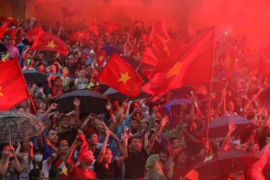 Tin tức - Mặc mưa lớn, cổ động viên vẫn 'nhuộm đỏ' mọi nẻo đường vì Olympic Việt Nam (Hình 7).