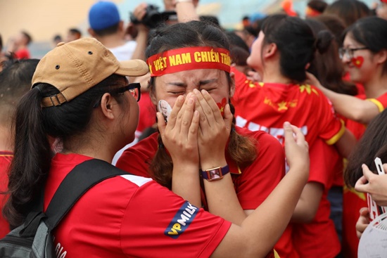 Tin trong nước - CĐV rơi lệ trên khán đài, ôm nhau bật khóc khi Olympic Việt Nam bỏ lỡ huy chương (Hình 4).