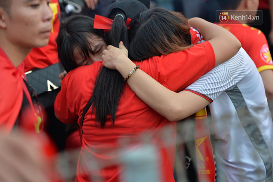 Tin trong nước - CĐV rơi lệ trên khán đài, ôm nhau bật khóc khi Olympic Việt Nam bỏ lỡ huy chương (Hình 6).