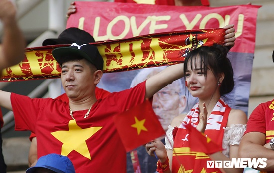 Tin trong nước - CĐV rơi lệ trên khán đài, ôm nhau bật khóc khi Olympic Việt Nam bỏ lỡ huy chương (Hình 3).