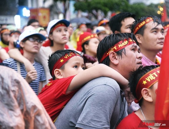 Tin trong nước - CĐV rơi lệ trên khán đài, ôm nhau bật khóc khi Olympic Việt Nam bỏ lỡ huy chương (Hình 2).