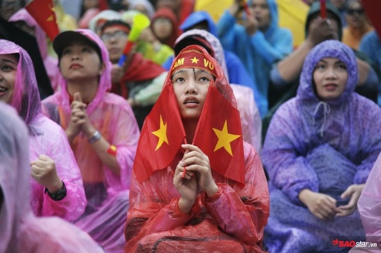 Tin trong nước - CĐV rơi lệ trên khán đài, ôm nhau bật khóc khi Olympic Việt Nam bỏ lỡ huy chương