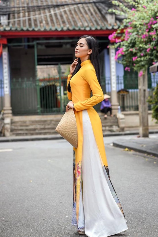 Tin tức - Vẻ duyên dáng trong tà áo dài của Hoa hậu Tiểu Vy ở quê nhà Hội An