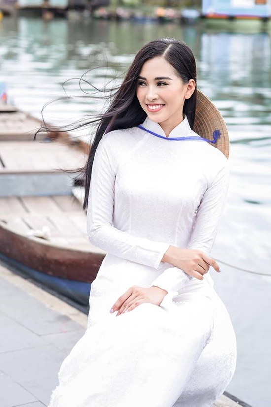 Tin tức - Vẻ duyên dáng trong tà áo dài của Hoa hậu Tiểu Vy ở quê nhà Hội An (Hình 9).