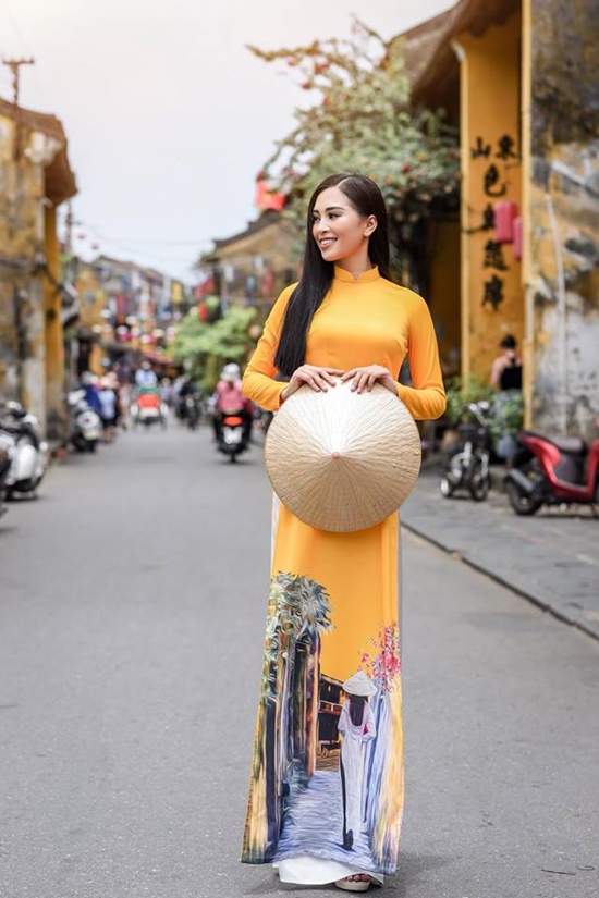 Tin tức - Vẻ duyên dáng trong tà áo dài của Hoa hậu Tiểu Vy ở quê nhà Hội An (Hình 2).