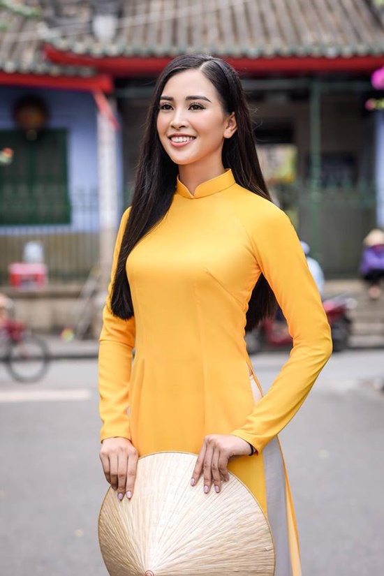 Tin tức - Vẻ duyên dáng trong tà áo dài của Hoa hậu Tiểu Vy ở quê nhà Hội An (Hình 3).