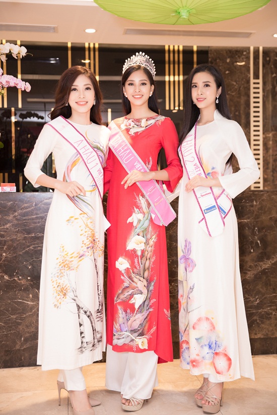 Tin tức - Top 3 Hoa hậu Việt Nam 2018 liên tục thay trang phục, tất bật đi giao lưu (Hình 3).