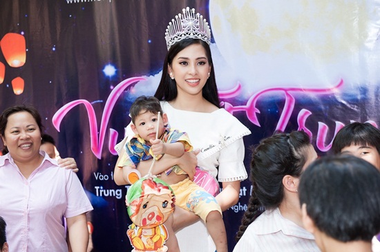 Tin tức - Top 3 Hoa hậu Việt Nam 2018 mang trung thu sớm đến với trẻ mồ côi (Hình 3).