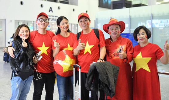 Tin tức - Hoa hậu Ngọc Hân mang áo dài tự thiết kế sang UAE cổ vũ ĐT Việt Nam