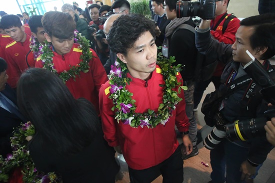 Tin tức - Thầy trò HLV Park Hang-seo cười tươi rói vẫy tay với người hâm mộ khi vừa đến sân bay (Hình 2).