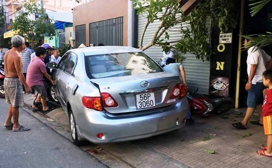 Tin tức - Người phụ nữ lùi ô tô từ nhà ra đường cuốn 4 xe máy vào gầm