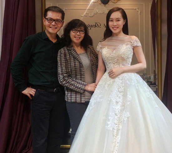 Tin tức - Cô dâu trẻ hơn NSND Trung Hiếu 19 tuổi ngọt ngào thử váy cưới trước hôn lễ (Hình 2).