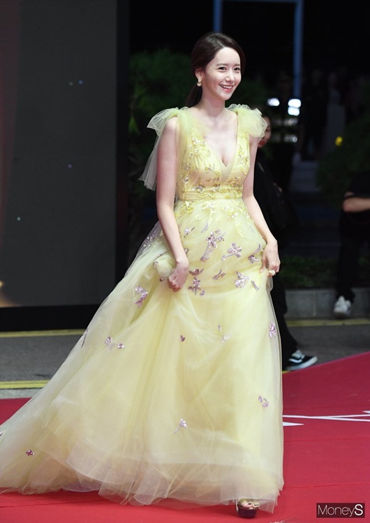 Giải trí - Nhan sắc cực phẩm khiến 'nữ thần' Yoona chiếm spotlight thảm đỏ LHP Busan (Hình 2).