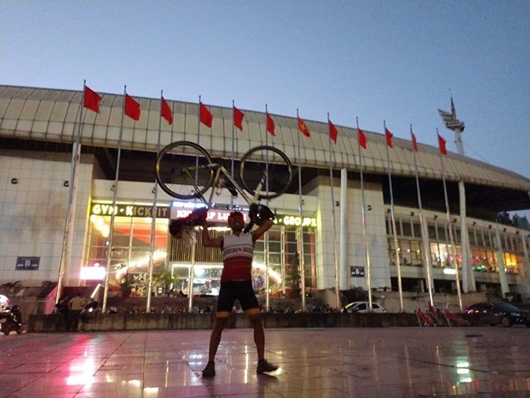Thể thao - Chàng trai người Thái Lan đạp xe 1.400km đến sân Mỹ Đình cổ vũ đội nhà