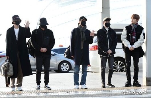 Giải trí - Sao Hàn mặc đồ đen, mặt buồn khi ra sân bay sang Việt Nam dự AAA 2019 (Hình 7).