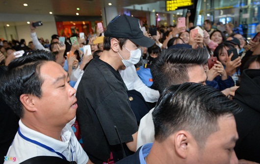 Giải trí - Lee Kwang Soo, Ji Chang Wook bị fan Việt vây kín ở sân bay Nội Bài (Hình 3).