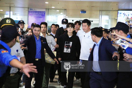 Giải trí - Lee Kwang Soo, Ji Chang Wook bị fan Việt vây kín ở sân bay Nội Bài (Hình 5).