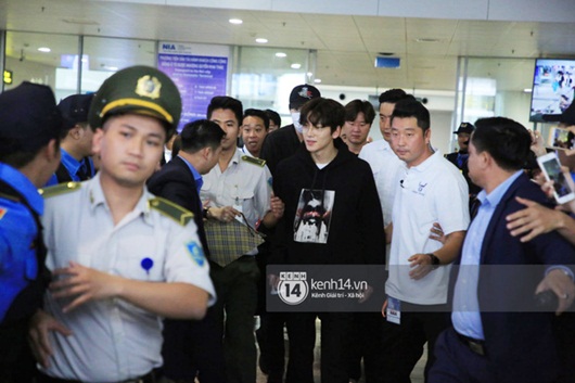 Giải trí - Lee Kwang Soo, Ji Chang Wook bị fan Việt vây kín ở sân bay Nội Bài (Hình 6).