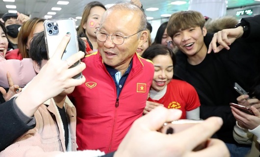 Thể thao - Tin tức thể thao mới nóng nhất ngày 14/12/2019: Về Hàn cùng U23 Việt Nam, thầy Park bị 'quây kín' ở sân bay
