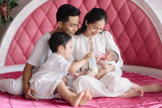 Tin tức - Điểm danh 10 gia đình sao Việt “tăng nhân khẩu” trong năm 2018 (Hình 6).