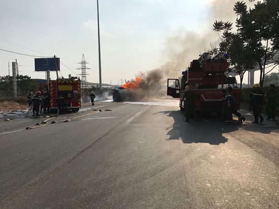 Tin trong nước - Xe bồn chở xăng bốc cháy trên xa lộ Hà Nội, cửa ngõ TP.HCM ùn tắc nghiêm trọng
