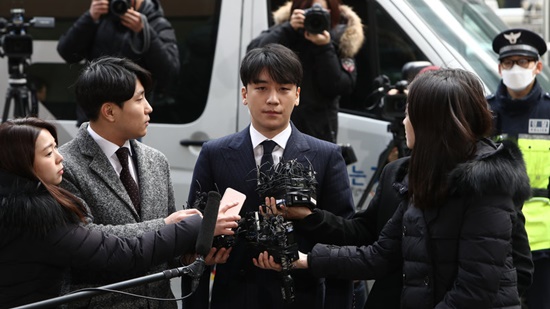 Tin tức giải trí - Bê bối tình dục của Seungri khiến Chủ tịch YG - Yang Hyun Suk bị khiếu kiện (Hình 2).