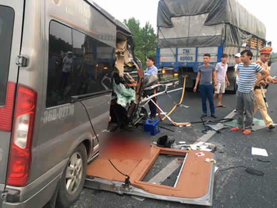 Tin trong nước - Tin tai nạn giao thông mới nhất ngày 6/3/2019: Xe Limousine 16 chỗ đâm xe đầu kéo, 4 người thương vong