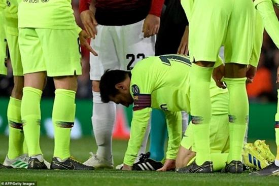 Bóng đá - Cận cảnh gương mặt bầm dập của Messi sau pha va chạm với hậu vệ MU (Hình 3).