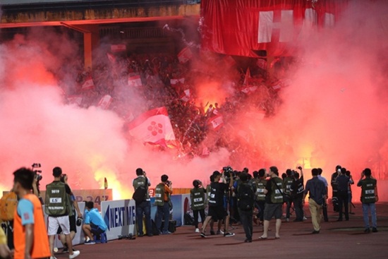 Bóng đá - CLB Hà Nội phải đá sân không khán giả vì CĐV Hải Phòng đốt pháo sáng ở Hàng Đẫy