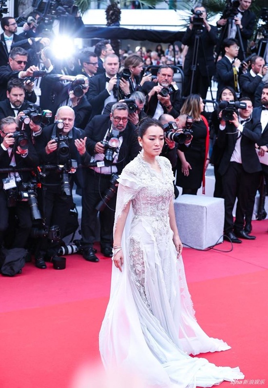 Tin tức giải trí - Cannes 2019 vắng mặt Phạm Băng Băng nhưng loạt mỹ nhân Hoa ngữ này vẫn khiến fan nức lòng (Hình 3).
