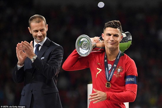 Bóng đá - Biểu cảm 'khó đỡ' và 'lời mời gọi' của Ronaldo với đối thủ sau khi vô địch Nations League (Hình 4).